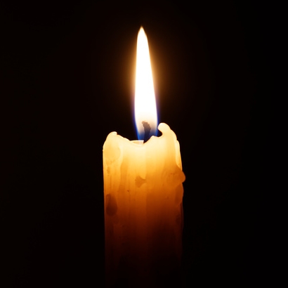 Candle in the dark © mark_ka / Fotolia.com