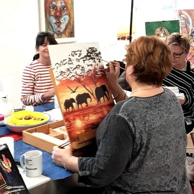 Im Kreativraum des DRK-Selbsthilfezentrums beim Malen und Basteln. Begleitet werden die Teilnehmerinnen von der Kunsttherapeutin Sabine Gerhard.