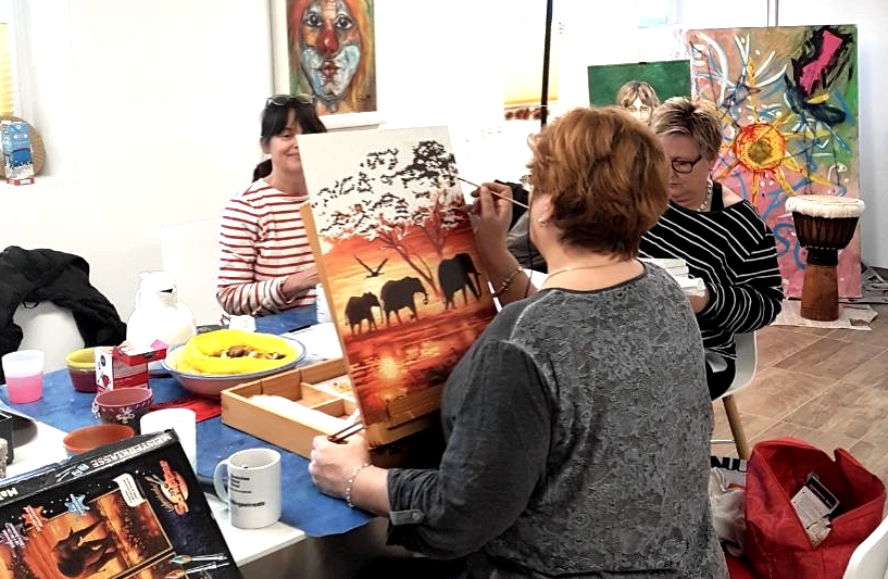 Im Kreativraum des DRK-Selbsthilfezentrums beim Malen und Basteln. Begleitet werden die Teilnehmerinnen von der Kunsttherapeutin Sabine Gerhard.