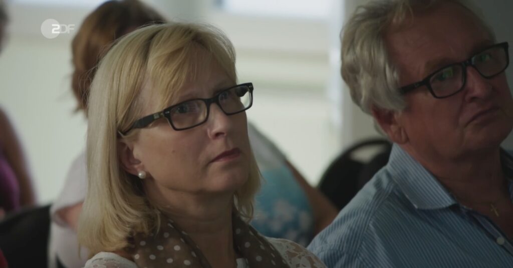 Sonja als Gast des Vortrags »Gekauftes Glück – wenn Kaufen zur Sucht wird« im DRK-Suchtselbsthilfezentrum. © ZDF – Screenshot aus der Dokumentation »Im Kaufrausch« aus der Reihe »37 Grad«.