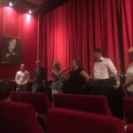 Prof. Philipp Thomann vom Zentrum für Seelische Gesundheit, Filmproduzent Axel Schmidt, Moderatorin Britta Lohmann vom HR im Gespräch mit Judith Haußner-Eisele von der DRK-Selbsthilfegruppe, Jürgen Merz von der AOK Hessen und Friedel Weyrauch vom DRK-Selbsthilfezentrum