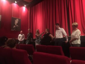 Prof. Philipp Thomann vom Zentrum für Seelische Gesundheit, Filmproduzent Axel Schmidt, Moderatorin Britta Lohmann vom HR im Gespräch mit Judith Haußner-Eisele von der DRK-Selbsthilfegruppe, Jürgen Merz von der AOK Hessen und Friedel Weyrauch vom DRK-Selbsthilfezentrum
