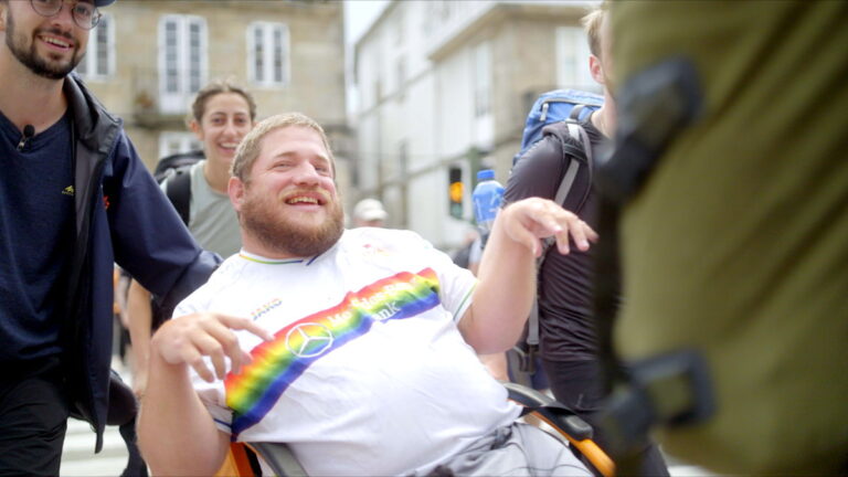 Tobias Weber, der Protagonist des Film, lacht in die Kamera.