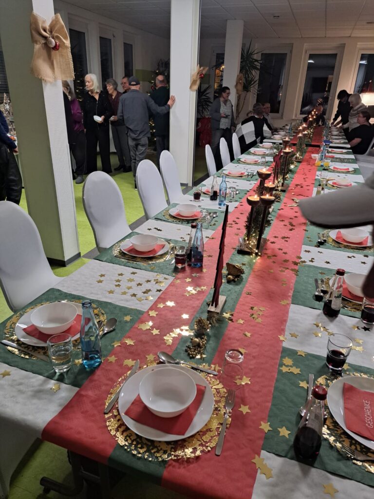 Eine festlich geschmückte lange Tafel.